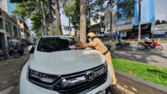 CSGT TP.HCM dán thông báo lên kính xe ô tô vi phạm
