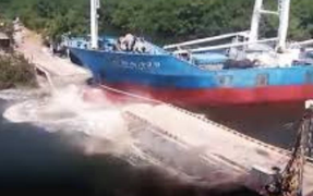 Video: Tàu thủy Trung Quốc đâm gãy đôi cây cầu ở Ecuador