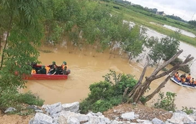 Ô tô bán tải lật nhào khi đi qua đập tràn, 2 mẹ con bị lũ cuốn trôi
