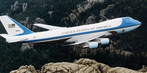 Chuyên cơ chở Tổng thống Trump suýt đâm máy bay không người lái