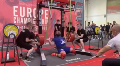 Tập squat quá nặng, vận động viên bục đầu gối, nứt toác gân cơ