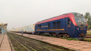 Tàu hàng vẫn nhộn nhịp giữa mùa dịch