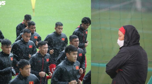 HLV Park Hang Seo đội mưa chỉ đạo U22 Việt Nam tập luyện