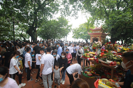 Ngàn người chen chúc đi lễ, Hà Nội tạm đóng cửa Phủ Tây Hồ từ chiều nay