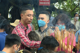 Ngàn người Hà Nội chen chúc nhau đi lễ phủ Tây Hồ giữa dịch COVID-19