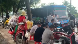 Video: Bến cóc ngang nhiên tập kết hàng hóa, đón khách ngay gần chốt CSGT Hà Nội