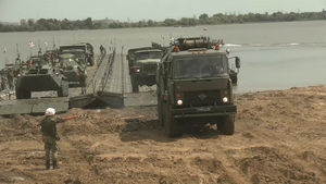 Quân đội Nga lần đầu ráp cầu nổi vượt sông dài hơn 1300m