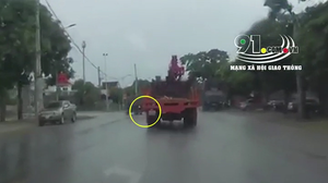 Tông vào đuôi xe ben, 2 người trên xe máy bị xe tải cán thiệt mạng