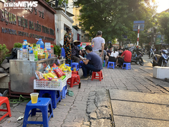 Quán trà đá phớt lờ lệnh cấm, bán đầy vỉa hè Hà Nội