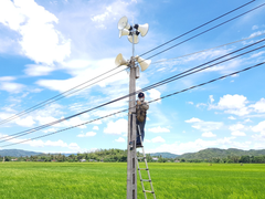 Cõng loa lên núi cùng người dân phòng chống dịch COVID