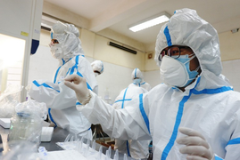 Cận cảnh bên trong phòng xét nghiệm COVID-19 ở Đà Nẵng