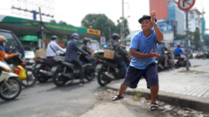 Điệu nhảy quái dị của người đàn ông bán bánh trên vỉa hè ở TP.HCM