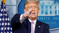 Ông Trump chỉ trích FDA chậm trễ phê duyệt huyết tương điều trị COVID-19