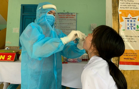 Gần 1.000 người là F1, F2 của thầy giáo mắc COVID-19 âm tính SARS-CoV-2