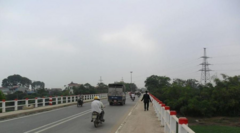 Mưa lớn gây xói lở, Hà Nội tạm cấm người, xe qua cầu Yên Sở