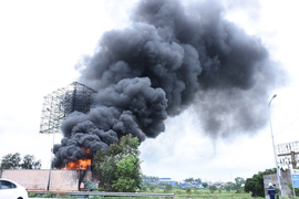 Hai xe tec chở xăng dầu bốc cháy, thiêu rụi cả kho bãi ở Hải Phòng