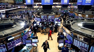 COVID-19: Cổ phiếu vật tư y tế tăng 5.000%, ngành vaccine 'lên như diều gặp gió'