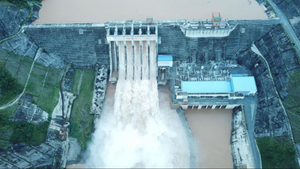 Video: Thủy điện Trung Quốc xả lũ, nước sông Hồng dâng cao