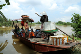 Ảnh: Nước sông Hồng dâng cao, người lái đò chở khách ở Hà Nội kiếm bộn tiền