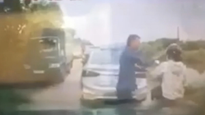 Nam tài xế tát, xô ngã cô gái vì làm xước ô tô