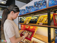 Bất chấp dịch COVID-19 tái bùng phát, bánh trung thu cao cấp vẫn cháy hàng 