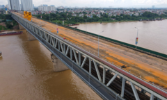 Cào bóc lớp nhựa đường tuổi thọ hơn 20 năm trên cầu Thăng Long