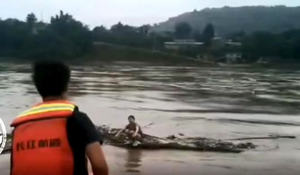 Nhảy sông tự tử rồi hối hận, cô gái bám khúc cây trôi dạt 81 cây số