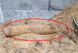 Đào móng nhà, hộ dân Quảng Nam phát hiện quả bom dài hơn 1m