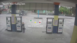 Video: Tránh người đi đường vô ý thức, xe ben lao vào đuôi container nát bét đầu