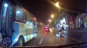 Gây tai nạn vì chạy xe máy lạng lách, đánh võng, tạt đầu ô tô