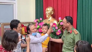 Tìm thấy bé 2 tuổi bị bắt cóc ở Bắc Ninh: Nghẹn ngào giây phút đón con trở về