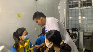 Hàng chục công nhân nhập viện cấp cứu sau khi ăn bánh mì: Công an vào cuộc