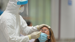 Quy trình lấy mẫu dịch hầu họng của người nghi nhiễm COVID-19 thế nào?
