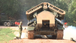 Lính công binh tập lái xe bọc thép vượt địa hình hiểm trở để dự Army Games 2020