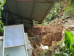 Dân xin tự xử lý đất đá sạt lở, hơn 1 tháng sau chính quyền vẫn chưa cho phép