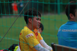 Quân bầu Đức chấn thương, U22 Việt Nam vất vả luyện tập trong mưa