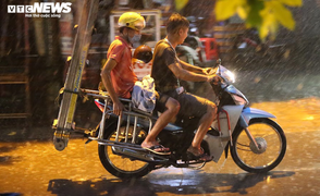 Ảnh: Mưa lớn sau ngày nắng nóng, người Hà Nội ướt sũng vì không kịp trở tay