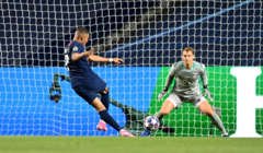 Thủ thành Neuer khiến Neymar, Mbappe câm lặng 