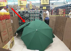 Nhân viên đột tử, chủ siêu thị che thi thể tiếp tục bán hàng, gây phẫn nộ