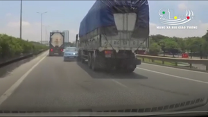 Video: Vượt ẩu trước đầu xe tải, ô tô con bị tông xoay 180 độ