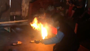 Thầy cúng người H'Mông uống mỡ sôi, liếm lưỡi cày nung đỏ để xua đuổi ma