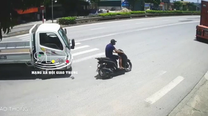 Video: Tránh xe tải quay đầu, xe máy chui vào gầm container 