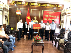 Liên đoàn Luật sư Việt Nam trao tiền ủng hộ phòng chống COVID-19 