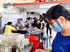 Tiểu thương TP.HCM 'hốt bạc' nhờ bán chè đậu đỏ ngày lễ Thất tịch