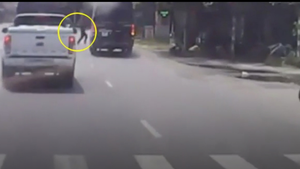 Clip: Xe limousine đâm đổ cột điện, 1 người sang đường bị thương