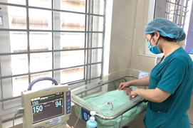Sức khỏe bé sơ sinh bị bỏ rơi trong khe tường ở Hà Nội có chuyển biến tích cực