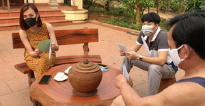 Đóng phim mùa COVID-19: Súc họng, xịt sát khuẩn lên người sau cảnh nóng