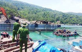 Đổ trộm gần 2 tấn chất thải xuống biển Đà Nẵng, 1 công ty bị phạt 752 triệu đồng