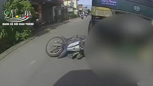 Clip: Xe ben 'nuốt' xe máy, một người chết tại chỗ
