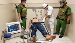 Cảnh sát 113 khống chế kẻ có biểu hiện ngáo đá làm loạn ở Long Xuyên